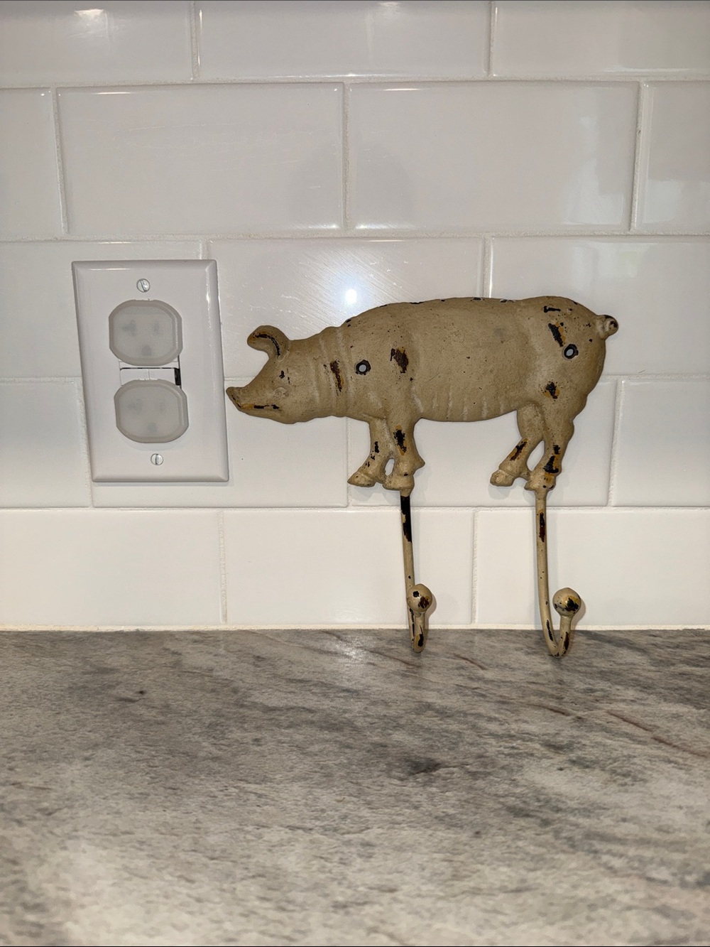 Farmhouse Cast Iron Pig Wall Hook in Distressed Cream